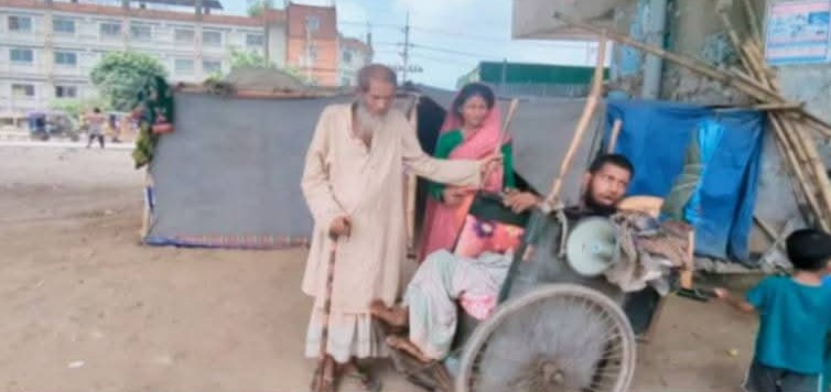গাজীপুরে নাওজোর ফ্লাইওভারের নিচে ৩ বছর ধরে অসহায় পরিবার 