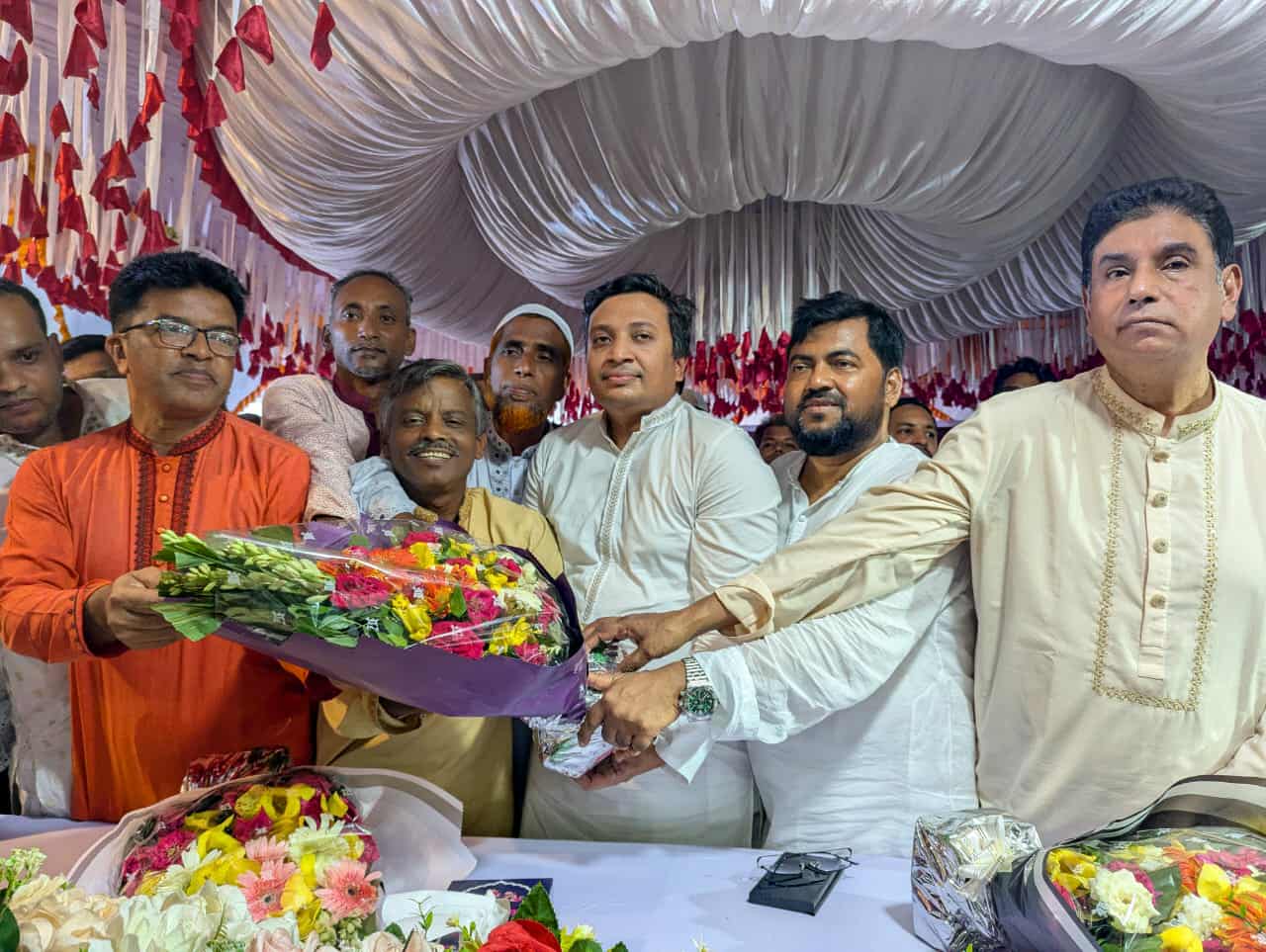 গাজীপুরের কালিয়াকৈর মধ্যপাড়া ইউনিয়ন বিএনপির নবগঠিত কমিটির পক্ষ থেকে ড. ইশরাক আহাম্মেদ সিদ্দিককে সংবর্ধনা
