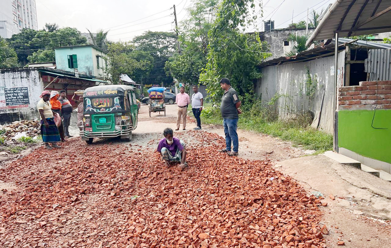 দ্রুত গতিতে এগিয়ে চলছে সদর হাসপাতাল-কলের বাজার সড়কের সংস্কার কাজ
