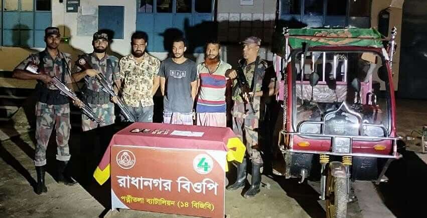 পত্নীতলা সীমান্তে মাদকদ্রব্যসহ আটক ৩
