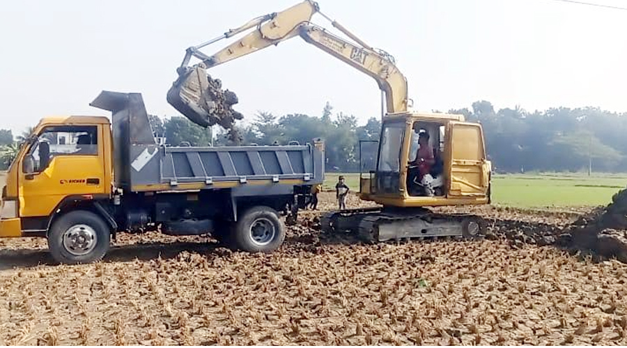 মাটি ব্যবসায়ীদের থাবায় গাজীপুরে ক‌মছে কৃষি জমি