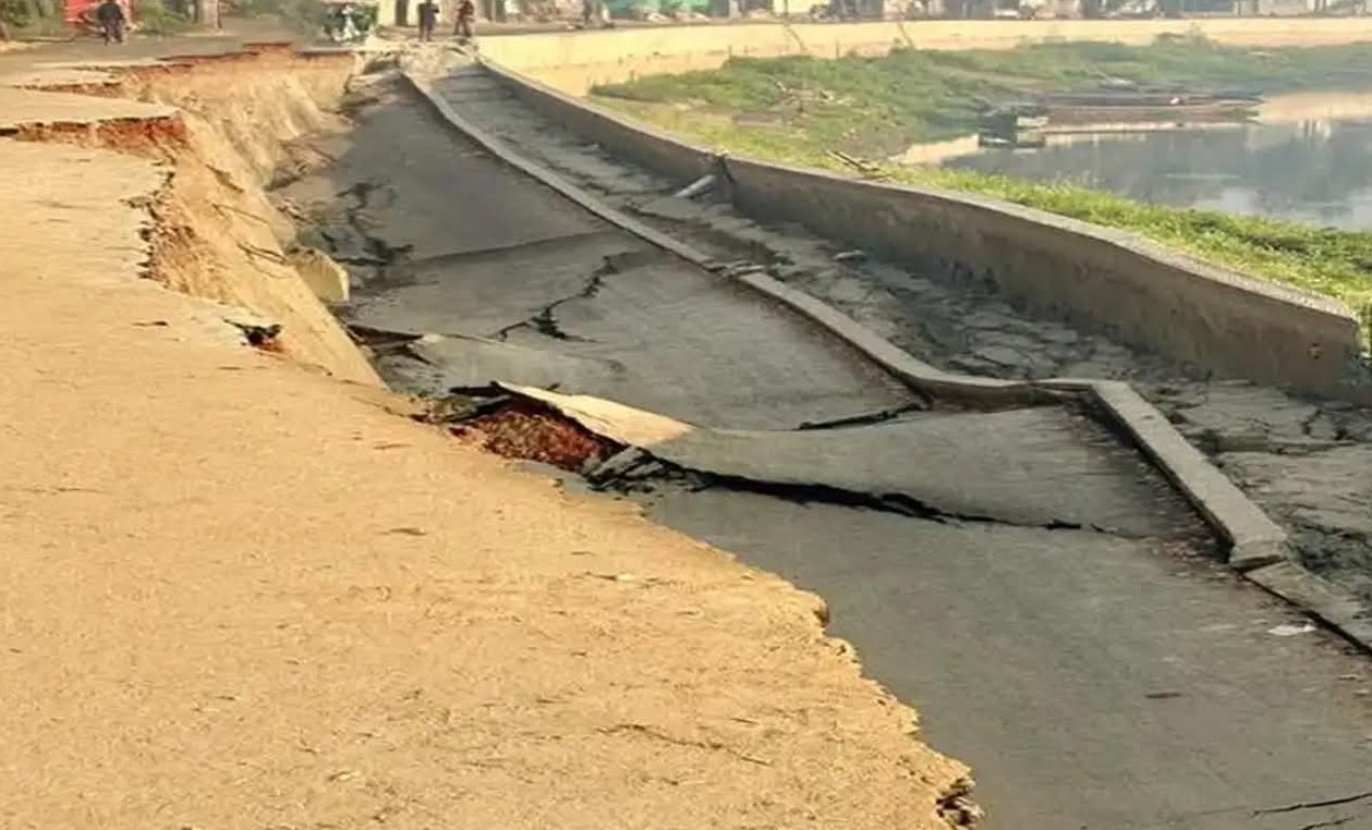 উদ্বোধনের আগেই ভেঙে গেল গাজীপুর সিটির কাশিমপুরে নবনির্মিত সড়ক