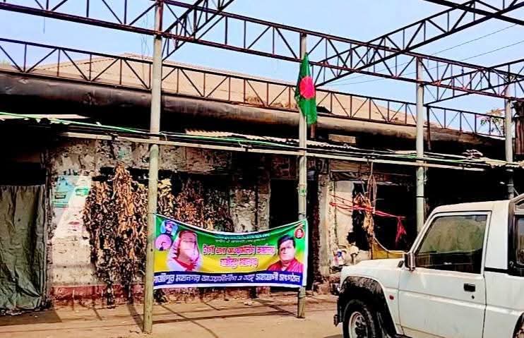 গাজীপুর টঙ্গী‌তে পরিত্যক্ত আ’লী‌গ অফিসে ব্যানার ও জাতীয় পতাকা উত্তোলন