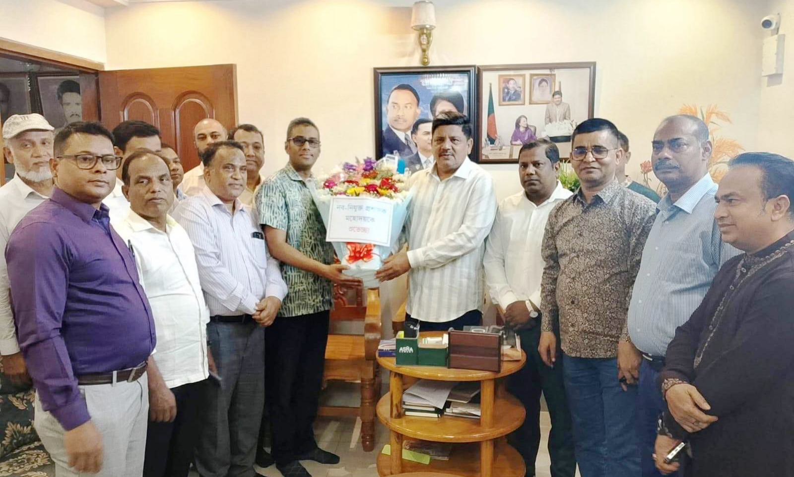 গাজীপুর সিটির নবনিযুক্ত প্রশাসককে ফুলেল শুভেচ্ছায় বরণ করলেন প্রধান নির্বাহী কর্মকর্তা