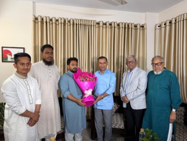 ফুল নিয়ে নাহিদ ইসলামের বাসায় তারেক রহমান