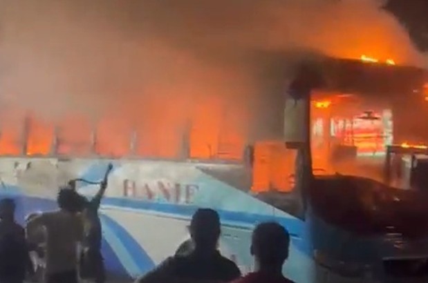 পার্কিং করা বাসে দুর্বৃত্তদের আগুন