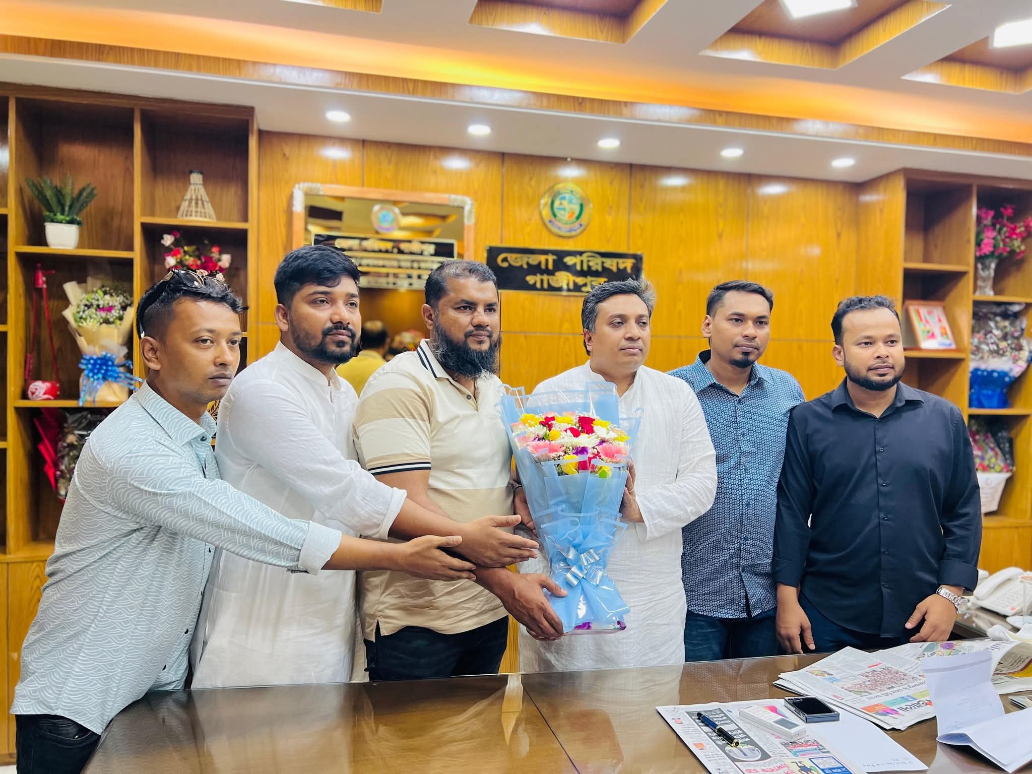 গাজীপুরের নতুন জেলা পরিষদের প্রশাসককে ফুল দিয়ে শুভেচ্ছা জানালেন স্বেচ্ছাসেবক দলের সদস্য সচিব আব্দুল হালিম মোল্লা