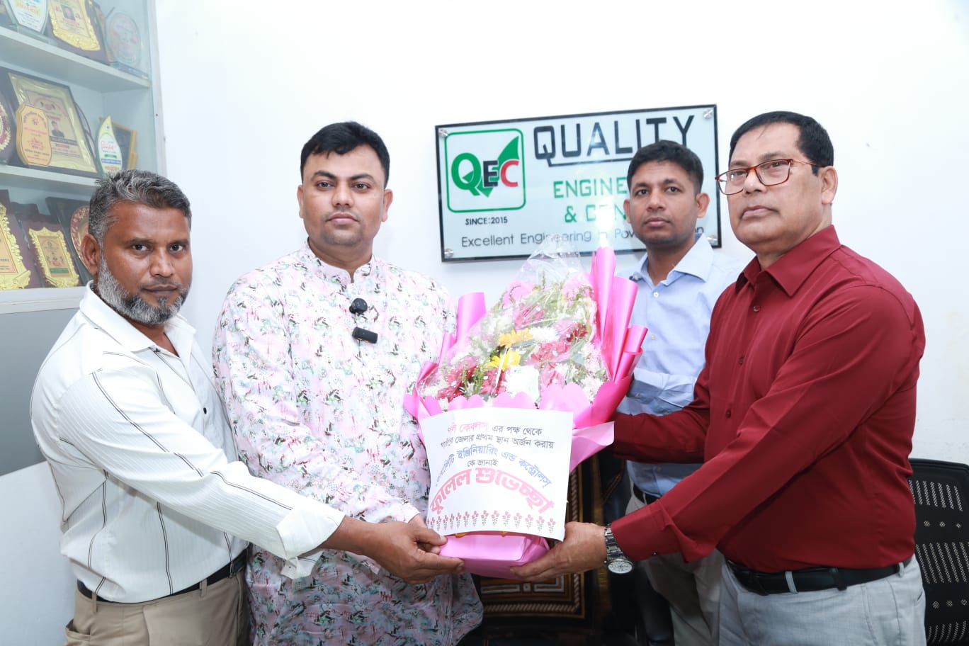 গাজীপুরে পলি কেবলসের সর্বোচ্চ বিক্রেতা প্রথম স্থান অর্জনকারী গাজীপুরের জহিরুল ইসলাম সরকারকে ফুলেল শুভেচ্ছা