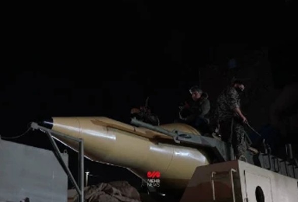 উত্তেজনার মাঝে ইরানের শহরজুড়ে ব্যালিস্টিক ক্ষেপণাস্ত্র প্রদর্শন