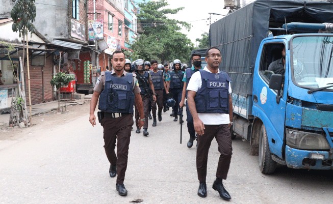 টঙ্গীর দুই বস্তিতে পুলিশি অভিযানে আটক ১৪, মাদক উদ্ধার