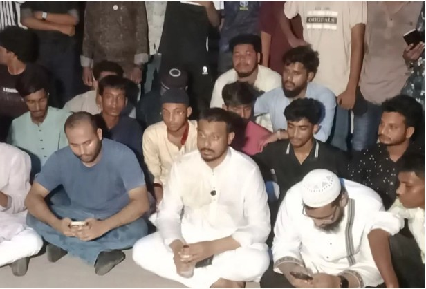 থানায় অবরুদ্ধ নাসীরুদ্দীন পাটওয়ারী, ফেসবুকে লিখলেন ‘প্লিজ সেইভ আস’