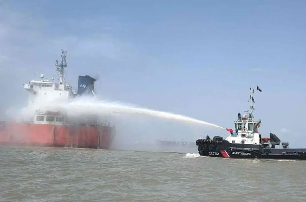 চট্টগ্রাম বন্দরে তেলবাহী জাহাজে আগুন, কাজ করছে একাধিক ইউনিট