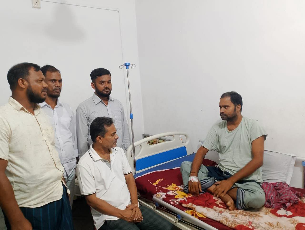 সুজয় পালকে হাসপাতালে দেখতে গেলেন কাউন্সিলর পদপ্রার্থী তাজুল ইসলাম মিলটন