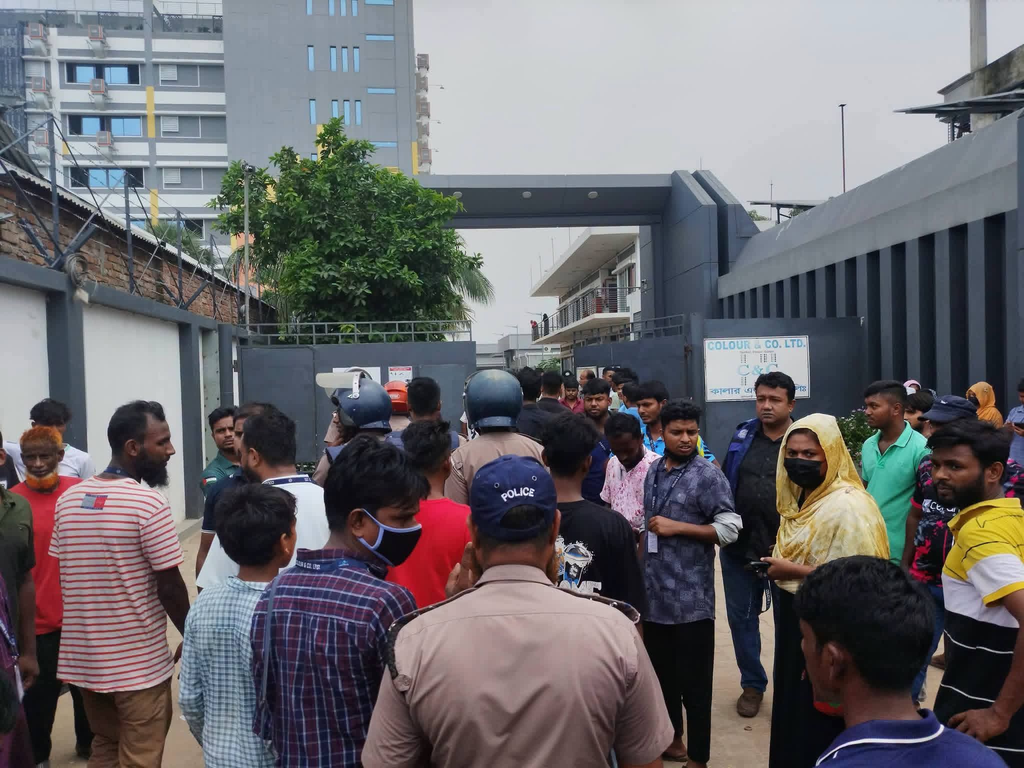 কর্মস্থলেই নারী শ্রমিকের মৃত্যুর অভিযোগে গাজীপুরের শ্রীপুরে শ্রমিকদের বিক্ষোভ