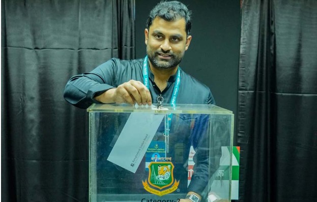 চলছে বিসিবি নির্বাচন, ভোট দিয়েছেন তামিম