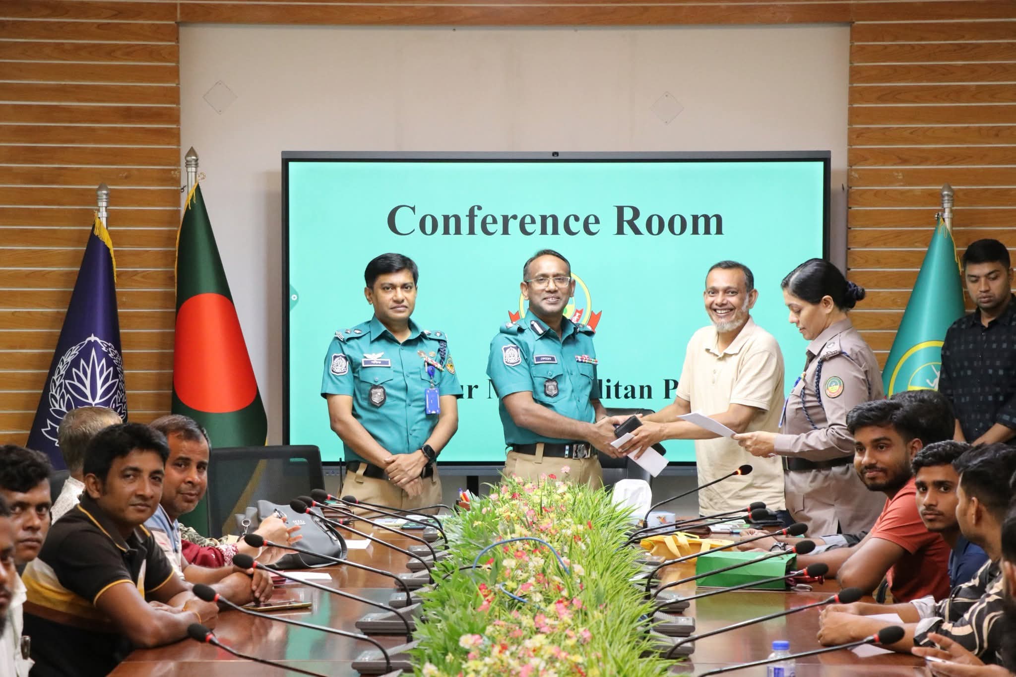 গাজীপুর মেট্রোপলিটন পুলিশের এলআইসি শাখার উদ্যোগে ৫৪টি হারানো মোবাইল ফোন উদ্ধার, মালিকদের কাছে হস্তান্তর