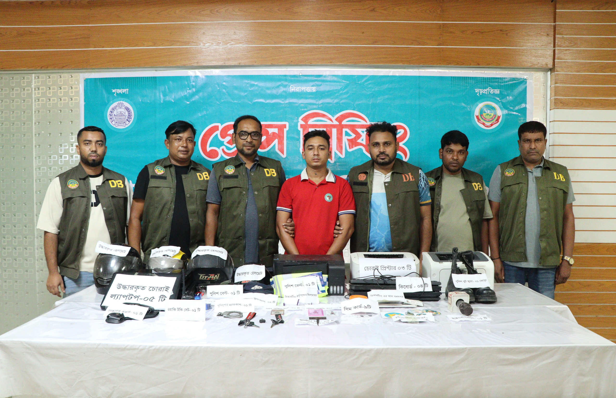 ‎পুলিশ পরিচয়ে প্রতারণা, গাজীপুরে চোরাই মোটরসাইকেল চক্রের সদস্য গ্রেপ্তার-১