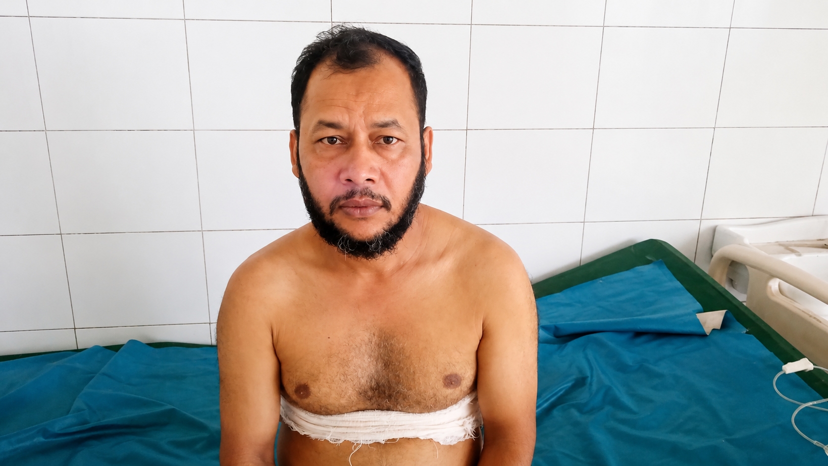 বিকাশ ব্যবসায়ীকে কুপিয়ে নগদ ৩ লাখ ১০ হাজার টাকা লুট!!