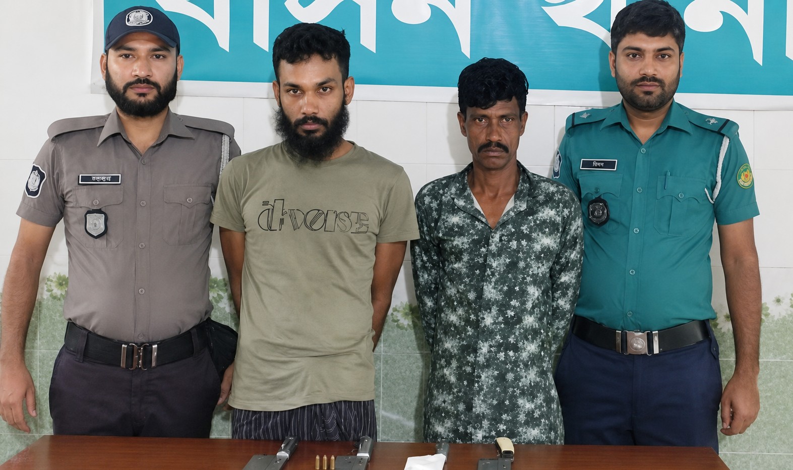 গাজীপুরে চারটি চাপাতিসহ দুই অস্ত্রধারী গ্রেপ্তার
