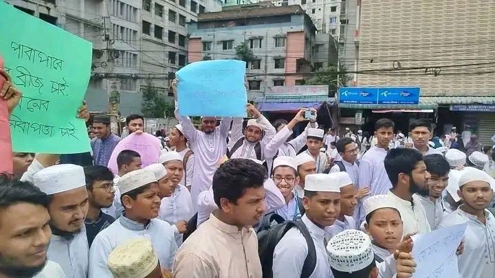 গাজীপুরে কাভার্ডভ্যানের ধাক্কায় মাদ্রাসাছাত্র নিহত, ঢাকা-ময়মনসিংহ মহাসড়ক অবরোধ