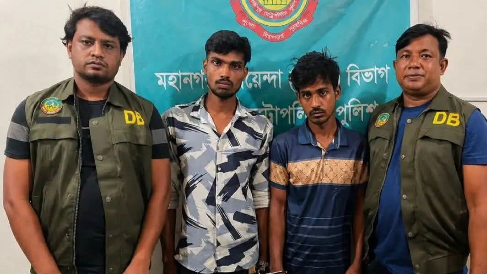 গাজীপুরে ডিবির অভিযানে পাকিস্তানি তৈরি রিভলবার ও গুলিসহ গ্রেপ্তার ২