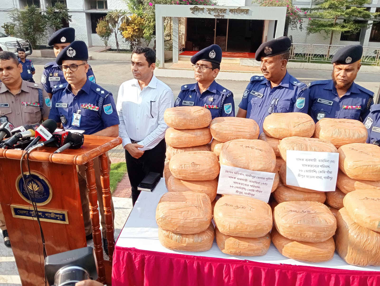 গাজীপুরে ৮৮ কেজি গাঁজাসহ নারী মাদক কারবারি গ্রেপ্তার