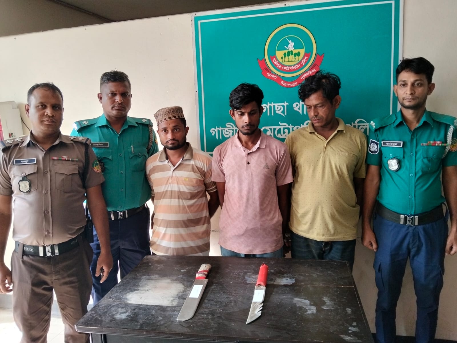 গাজীপুরে অস্ত্রসহ ৩ ছিনতাইকারী গ্রেপ্তার