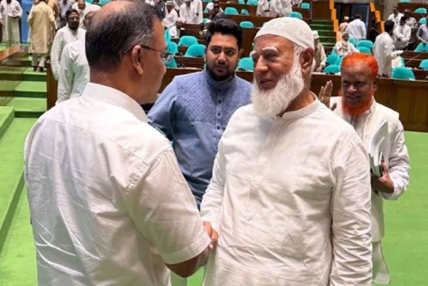 বিরোধী দলীয় নেতাকে দেড়শ টাকার খাবারের দাওয়াত দিলেন প্রধানমন্ত্রী
