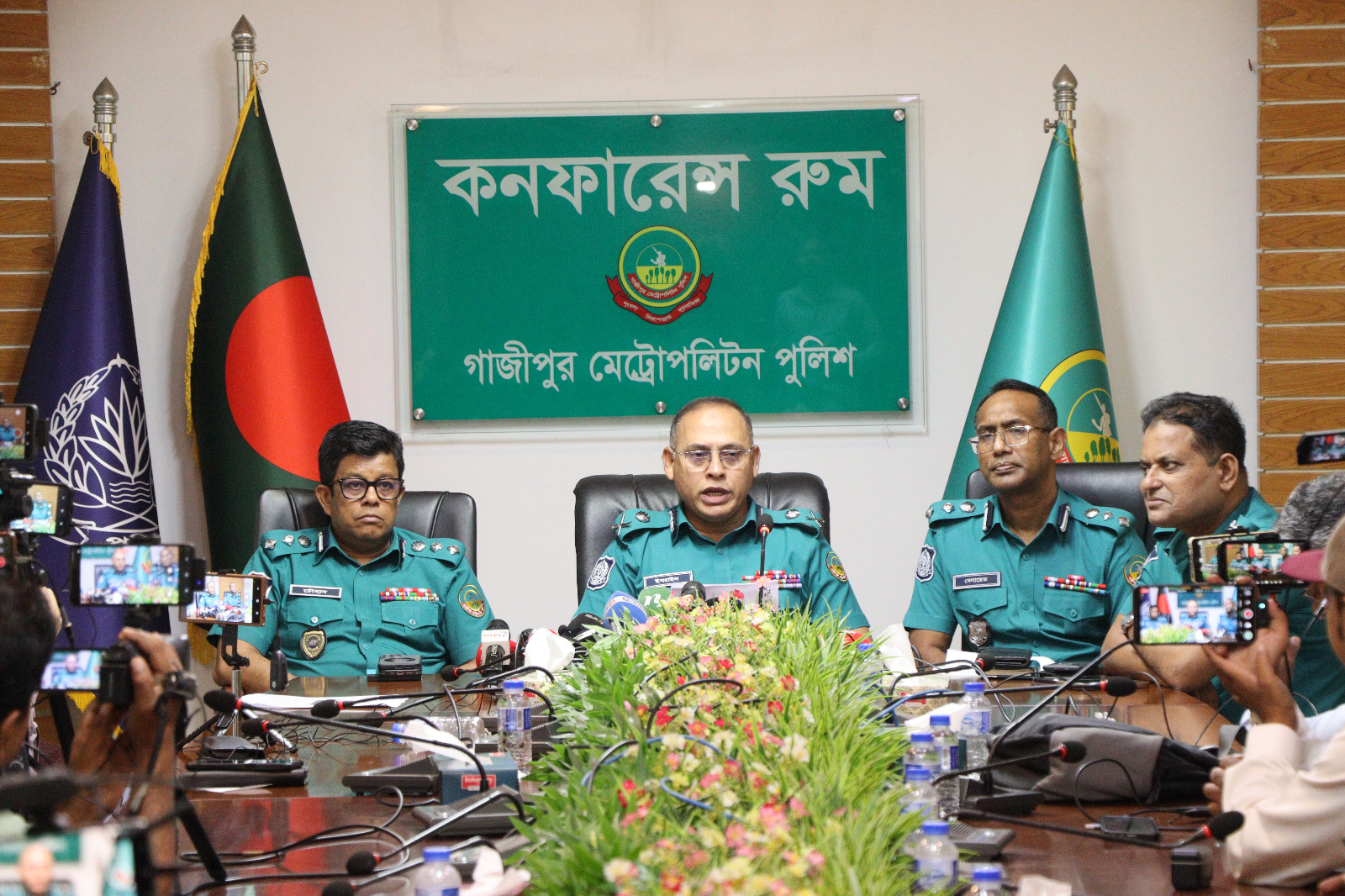 প্রিজন ভ্যান থেকে ‘পিচ্চি রাজা’ পালানোর ঘটনায় এসআইসহ গ্রেপ্তার ৩