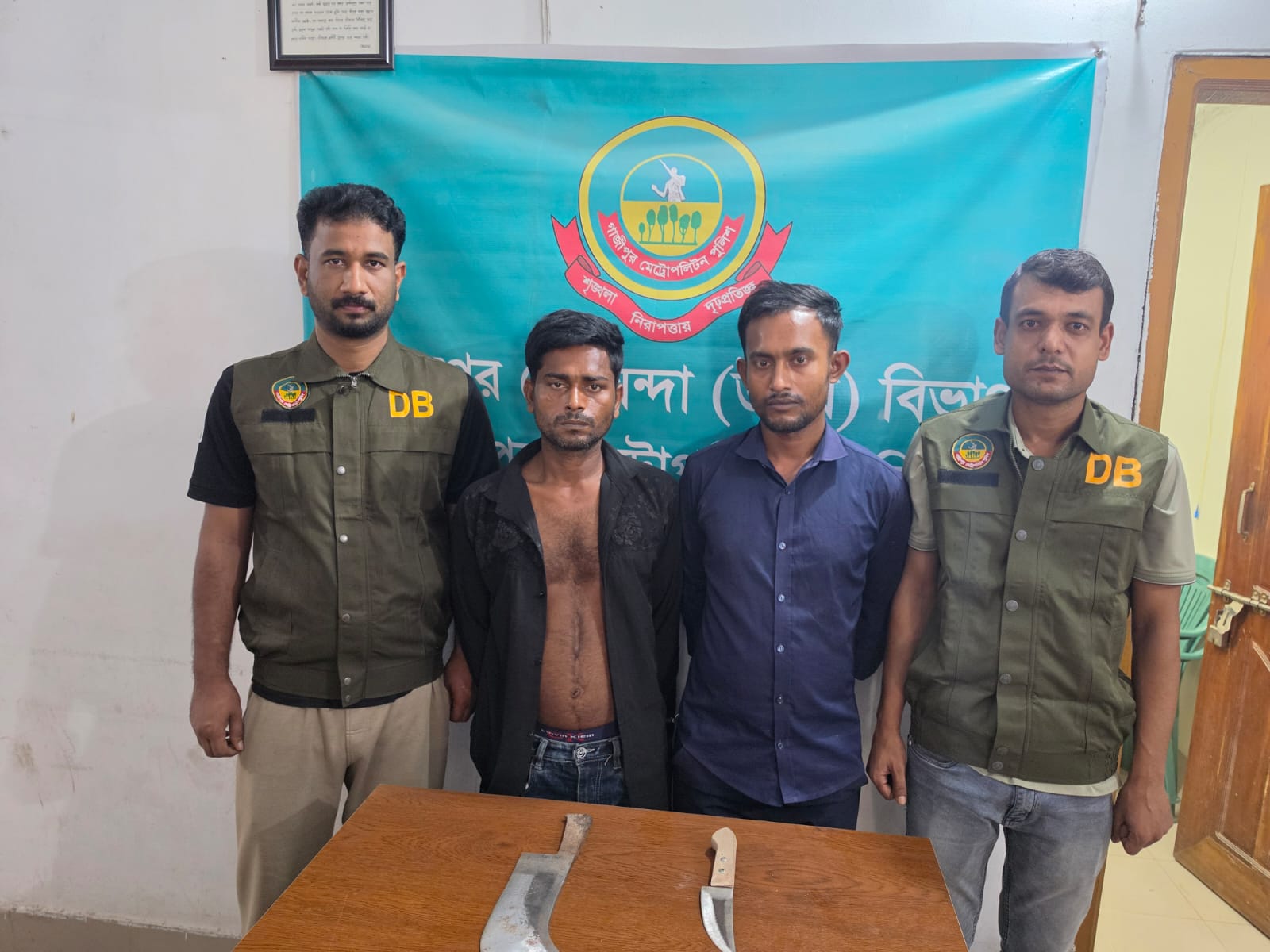 গাজীপুরে দেশীয় অস্ত্রসহ দুই ছিনতাইকারী গ্রেপ্তার, চাপাতি ও চাকু উদ্ধার