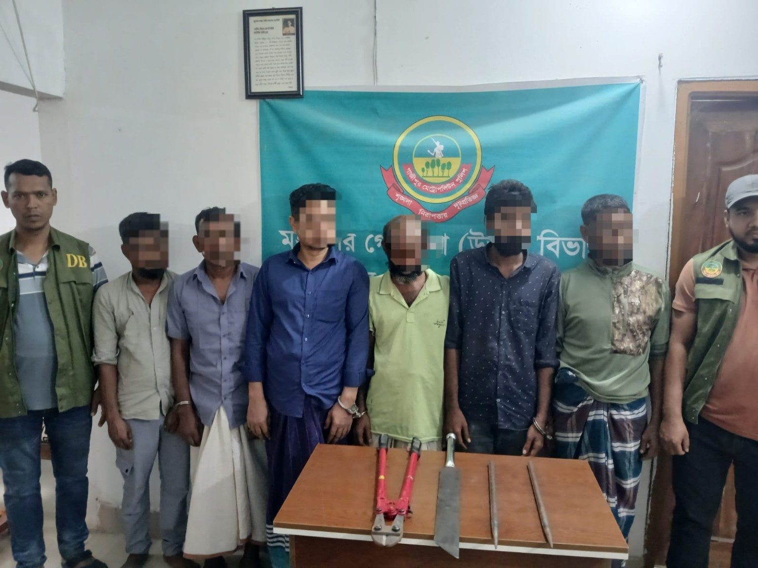 গাজীপুরে আন্তজেলা ডাকাত দলের ৬ সদস্য গ্রেপ্তার, পিকআপসহ দেশীয় অস্ত্র উদ্ধার