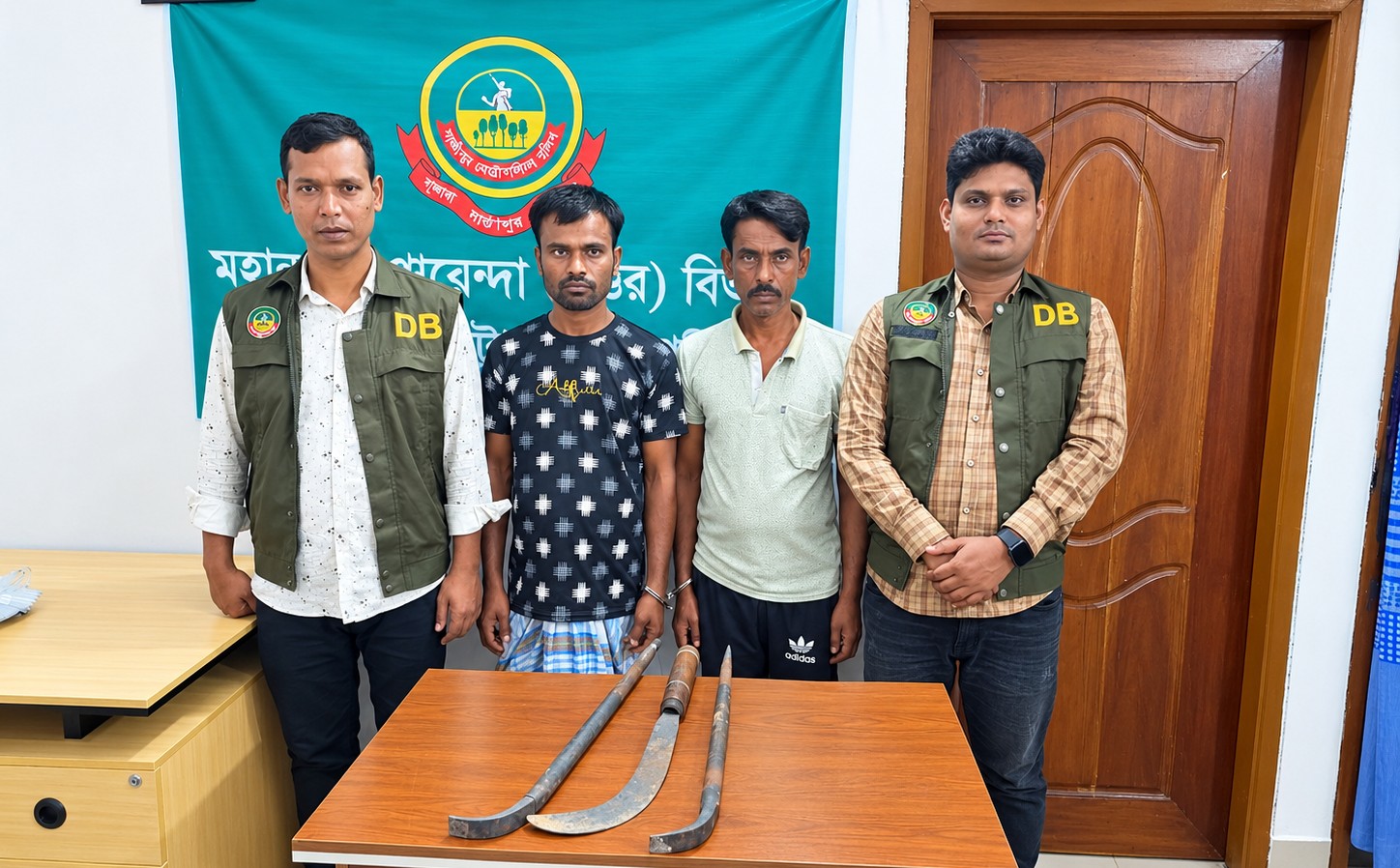 গাজীপুরে আন্তঃজেলা ডাকাত দলের দুই সদস্য গ্রেপ্তার, মিনিট্রাকসহ দেশীয় অস্ত্র উদ্ধার